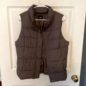 Gap womens puffer vest size L